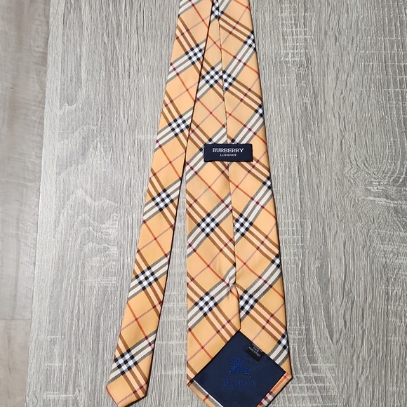 A Burberry tie - Picture 3 of 4